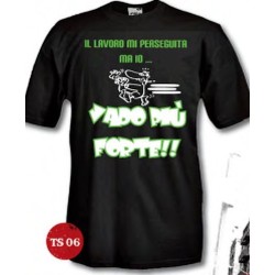 T-SHIRT M/C FRASE SPIRITOSA "IL LAVORO MI PERSEGUITA" TG S-M-L-XL-XXL